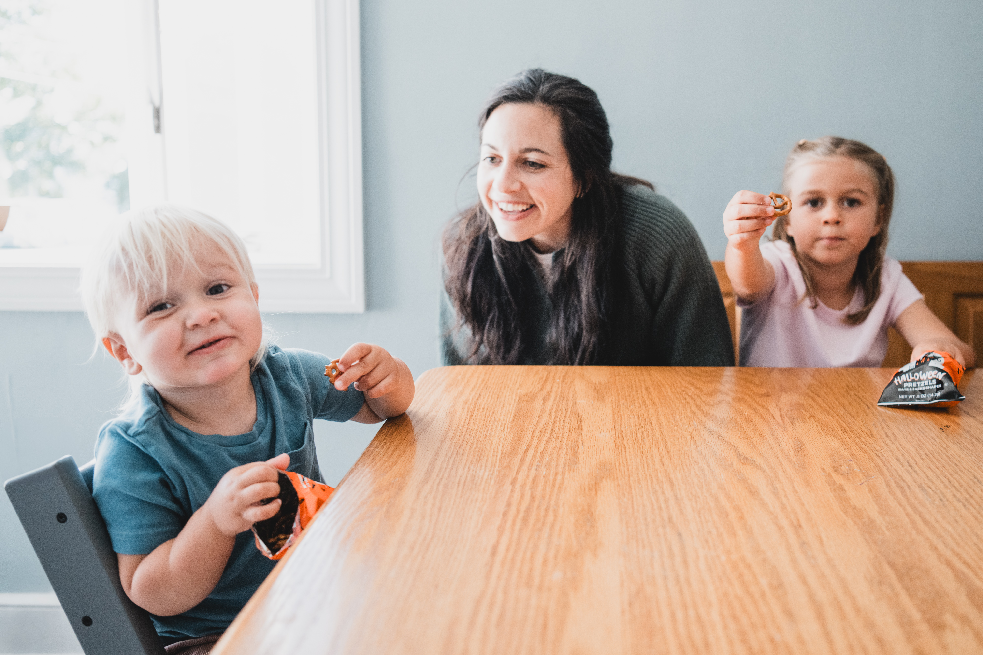 A patient diagnosed through the newborn screening program in his home with his family.