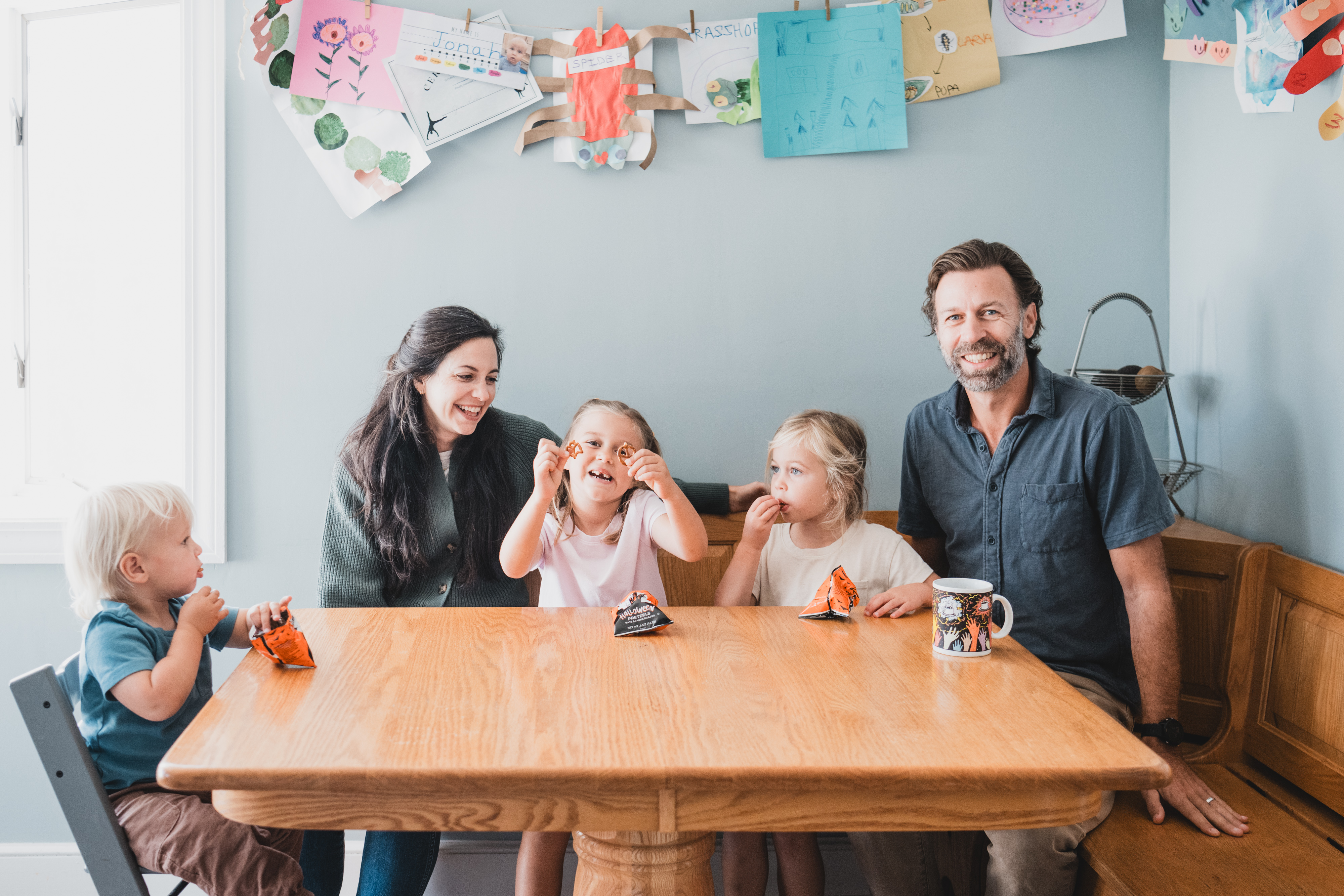 A patient diagnosed through the newborn screening program in his home with his family.