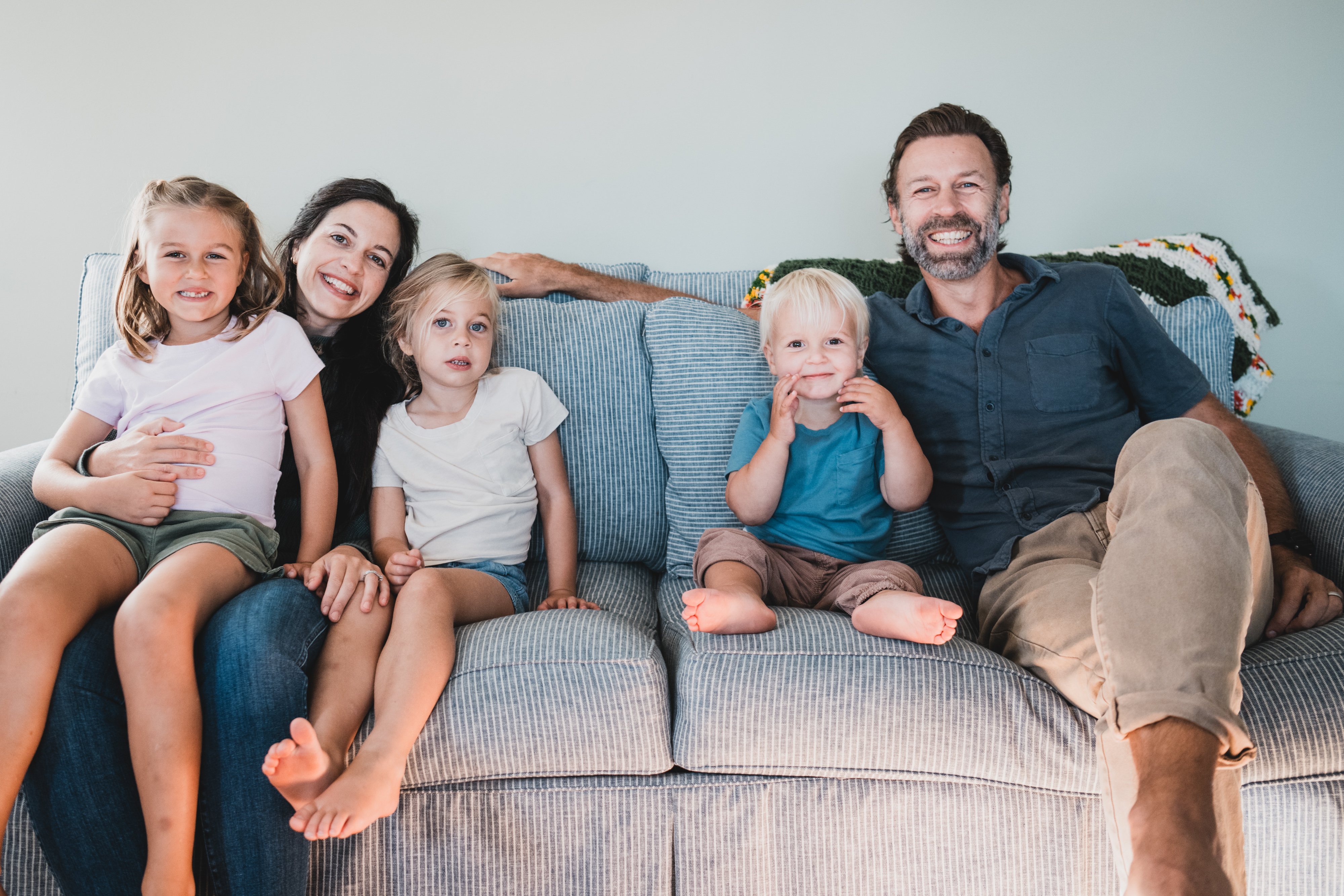 A patient diagnosed through the newborn screening program in his home with his family.