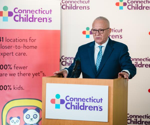 Dr. Mesia, cardiologist, presents at Grand Rounds.